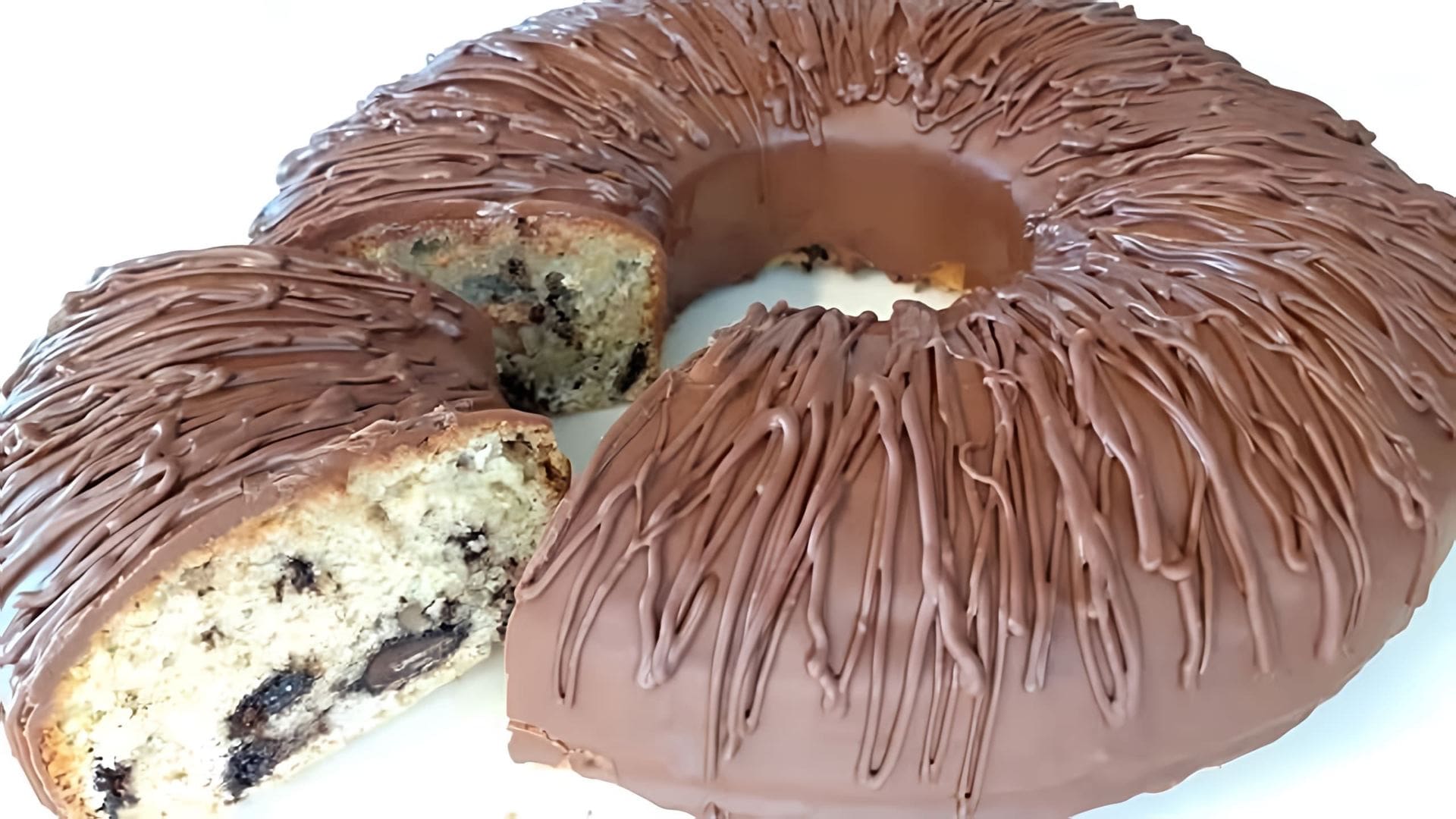 В этом видео Сладкий Мастер делится рецептом шоколадного пирога с кусочками шоколада в шоколадной глазури