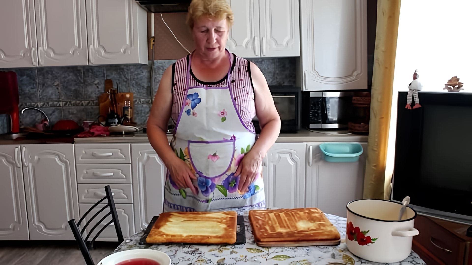 В этом видео Людмила показывает, как приготовить торт "Машенька" на день рождения внучки