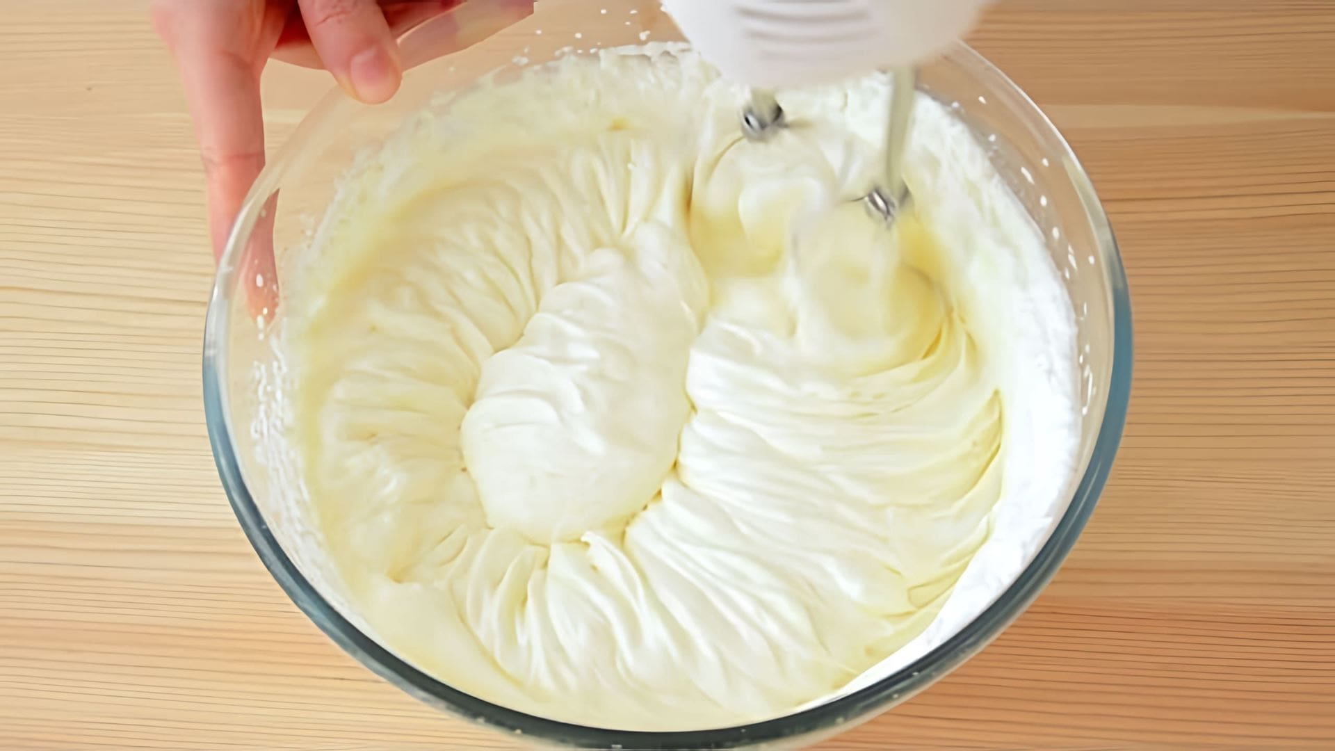 В этом видео демонстрируется процесс приготовления крема "Крем пломбир" или "Крем Дипломат"