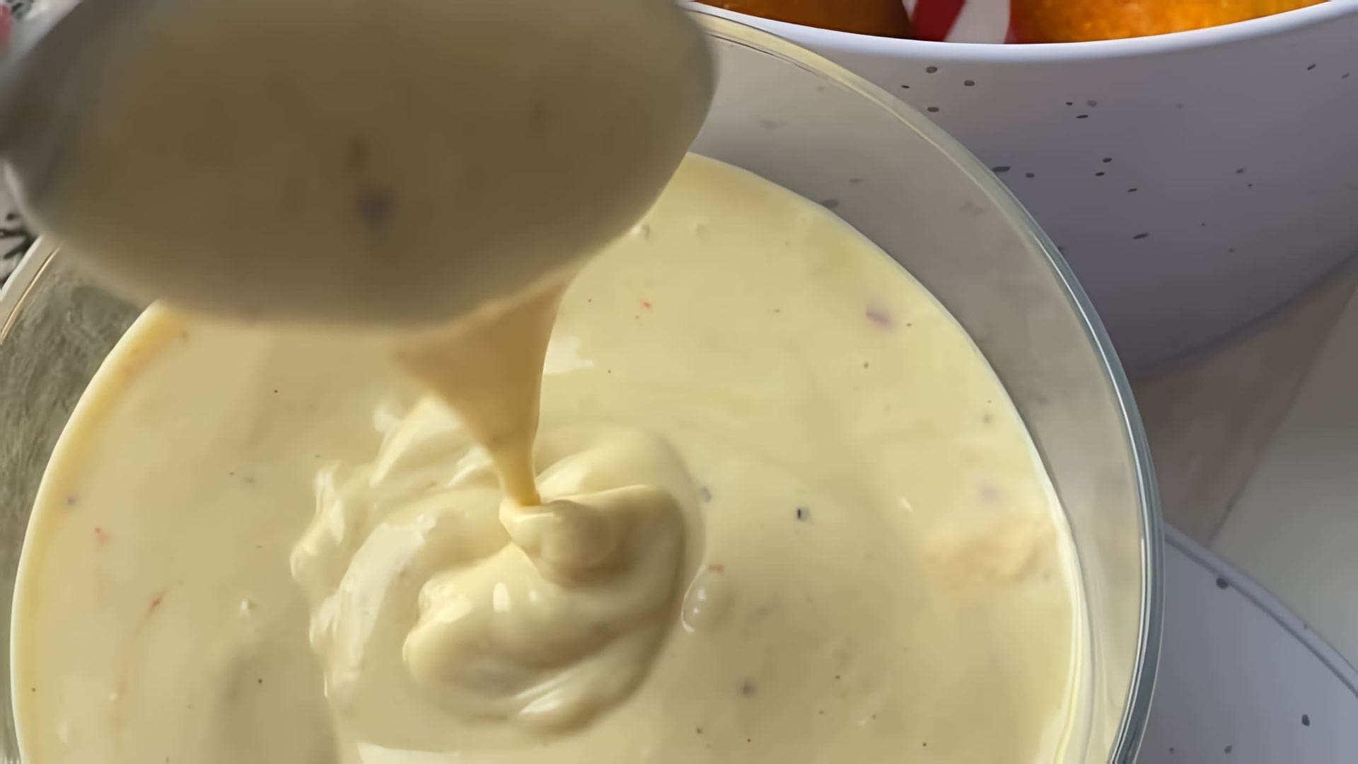 В данном видео-ролике рассказывается о том, как приготовить кето-майонез без использования подсолнечного масла