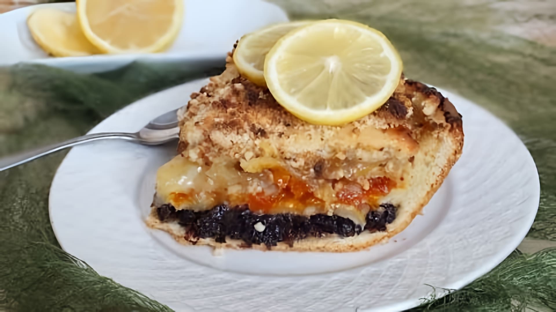 В этом видео демонстрируется рецепт татарского пирога с тремя начинками