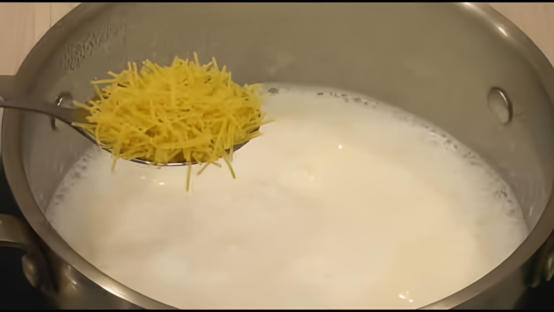 В этом видео демонстрируется простой и быстрый рецепт молочного супа с макаронными изделиями