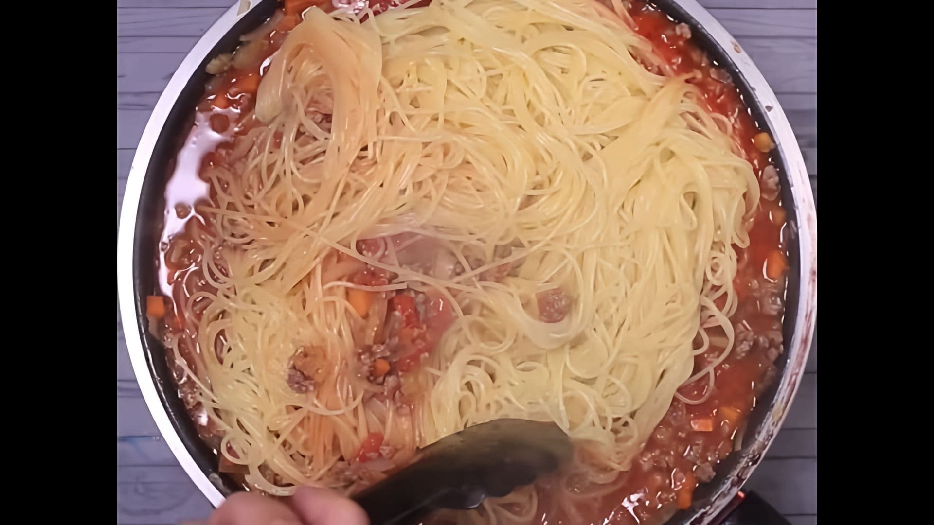 В этом видео-ролике вы увидите быстрый и легкий рецепт спагетти болоньезе, который можно приготовить дома