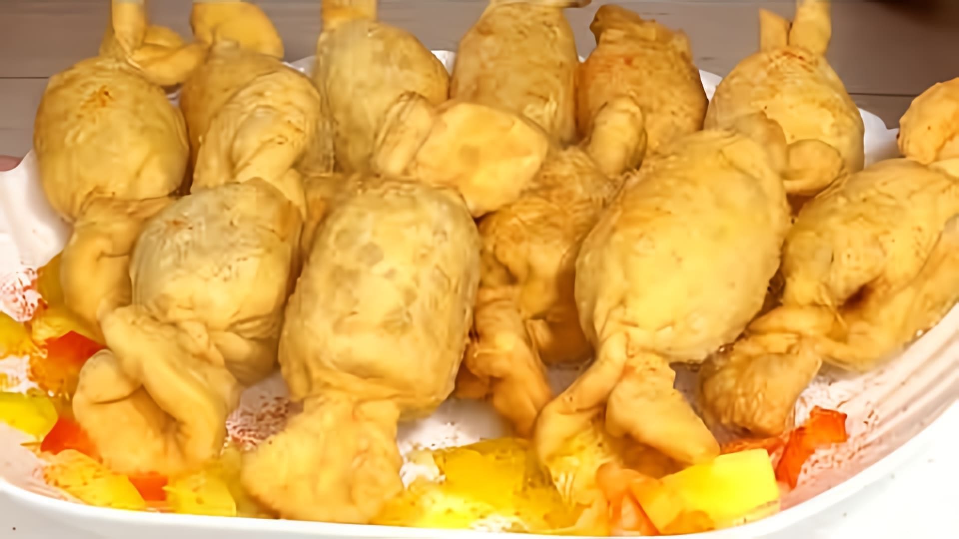 В этом видео демонстрируется процесс приготовления закуски на новогодний стол - сосиски в тесте, которые выглядят как конфетки