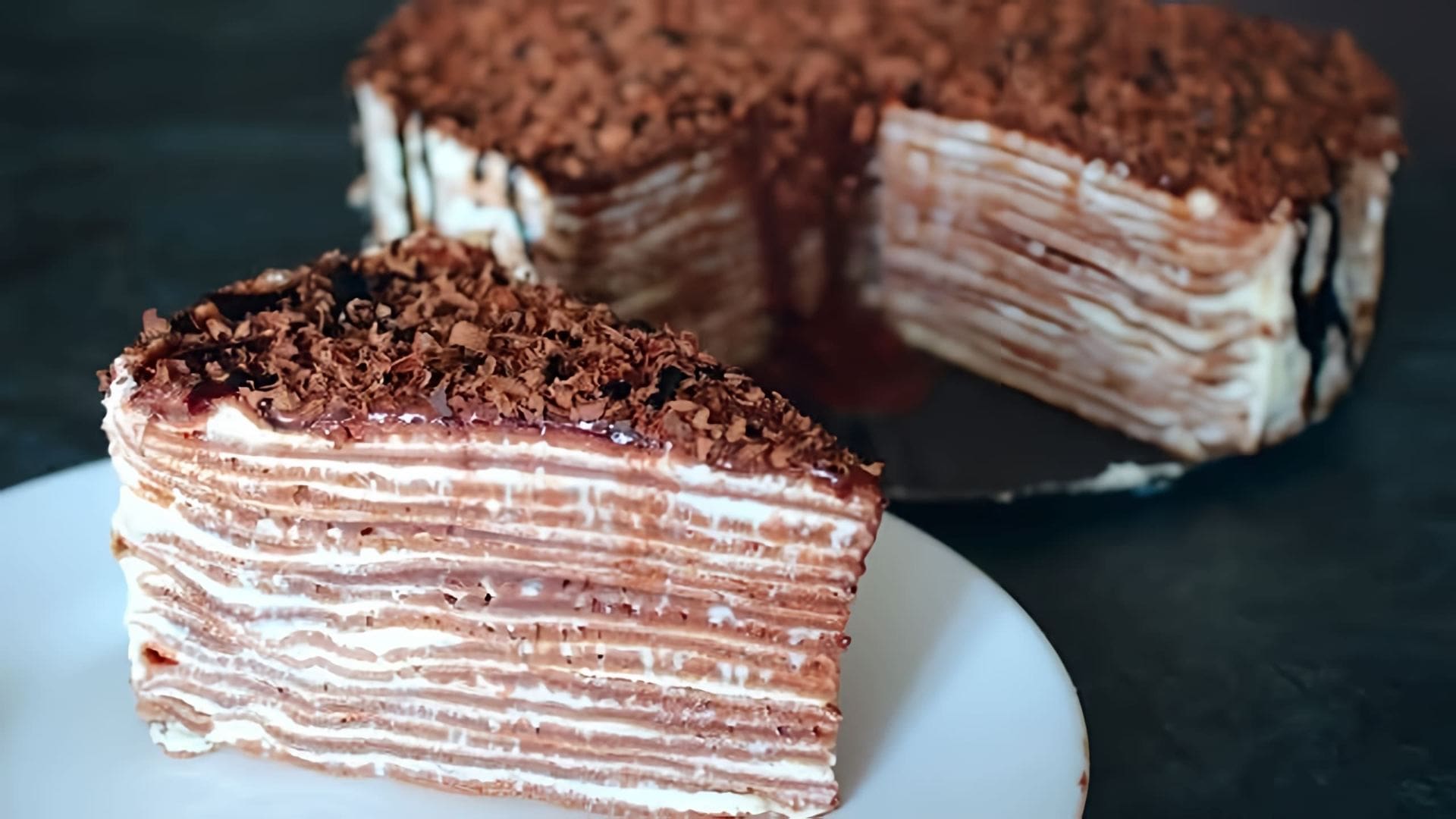 В этом видео демонстрируется рецепт шоколадного блинного торта, который можно приготовить без использования духовки