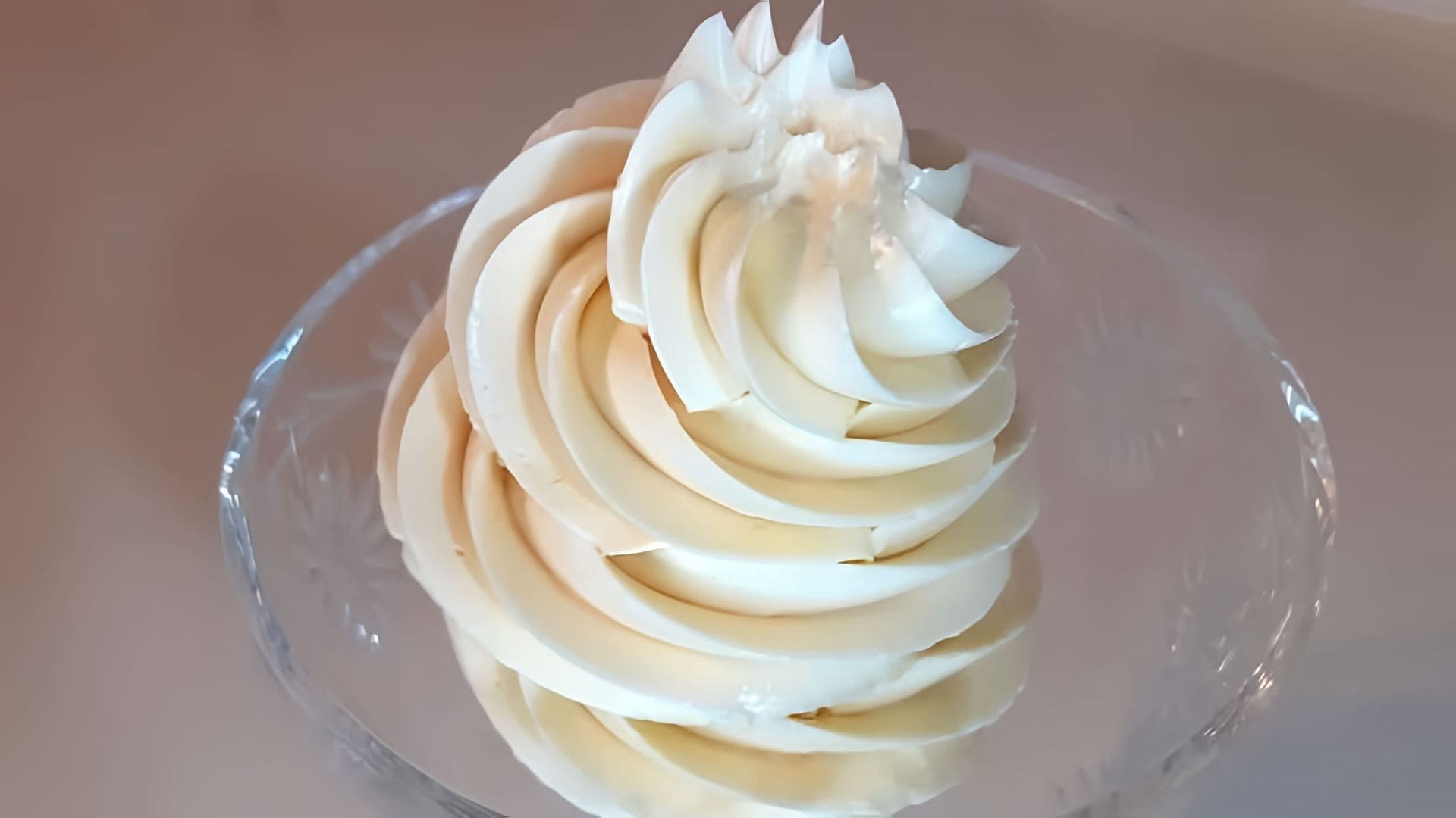 В этом видео демонстрируется рецепт простого и экономичного крема для украшения торта