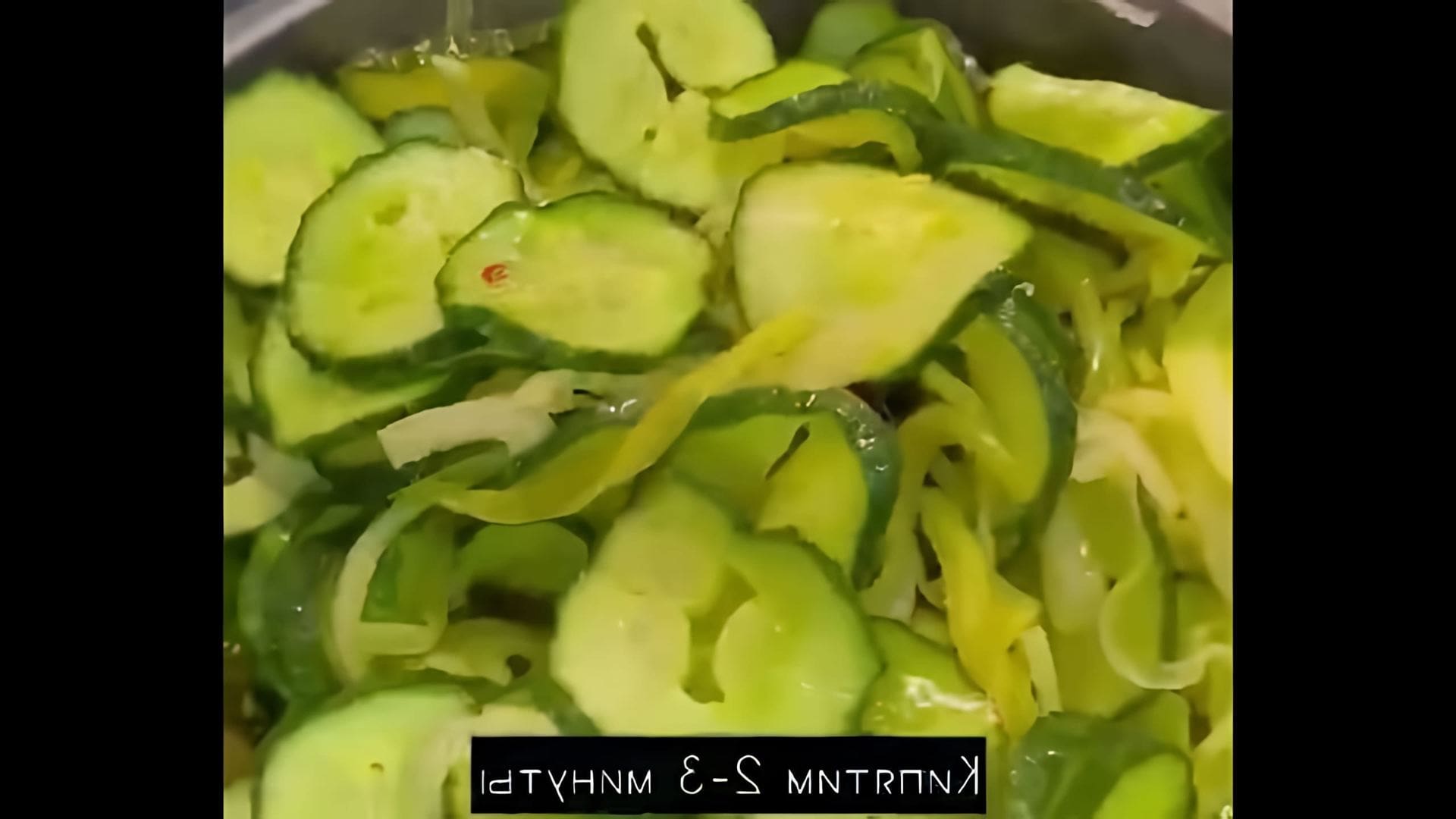 В этом видео демонстрируется рецепт приготовления огурцов пикули, которые можно использовать для бургеров и сэндвичей