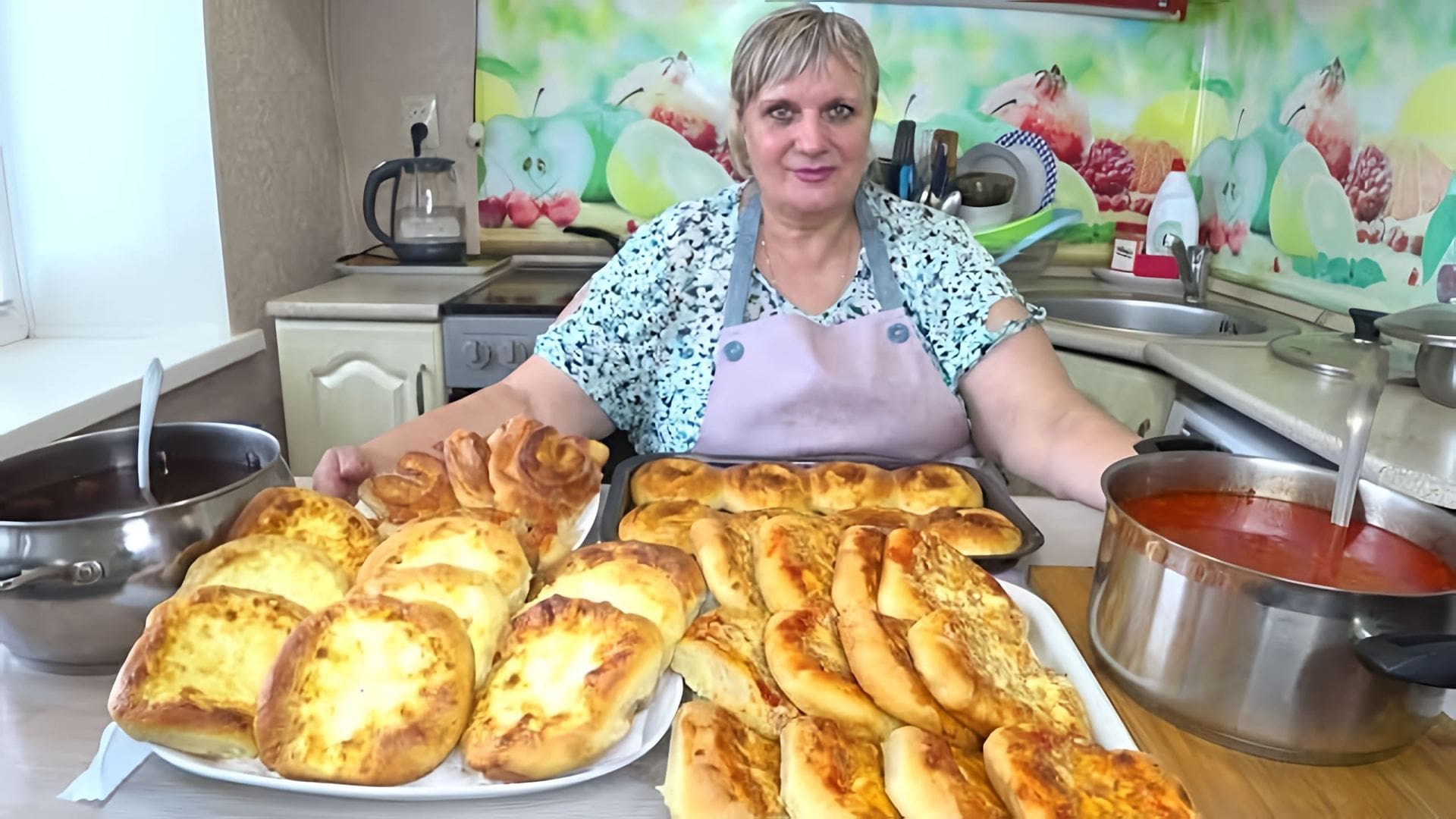 В этом видео Валентина показывает, как приготовить экономное меню на неделю, включая борщ, смаженки, пиццы, плюшки и булочки