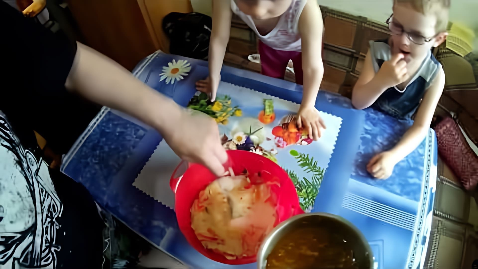 В этом видео демонстрируется процесс приготовления фунчозы - традиционного корейского блюда из стеклянной лапши
