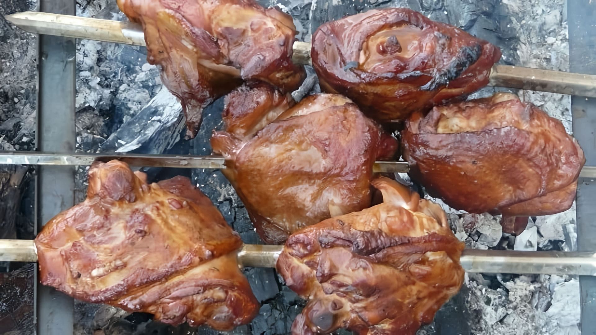 В этом видео демонстрируется рецепт маринада для шашлыка из курицы