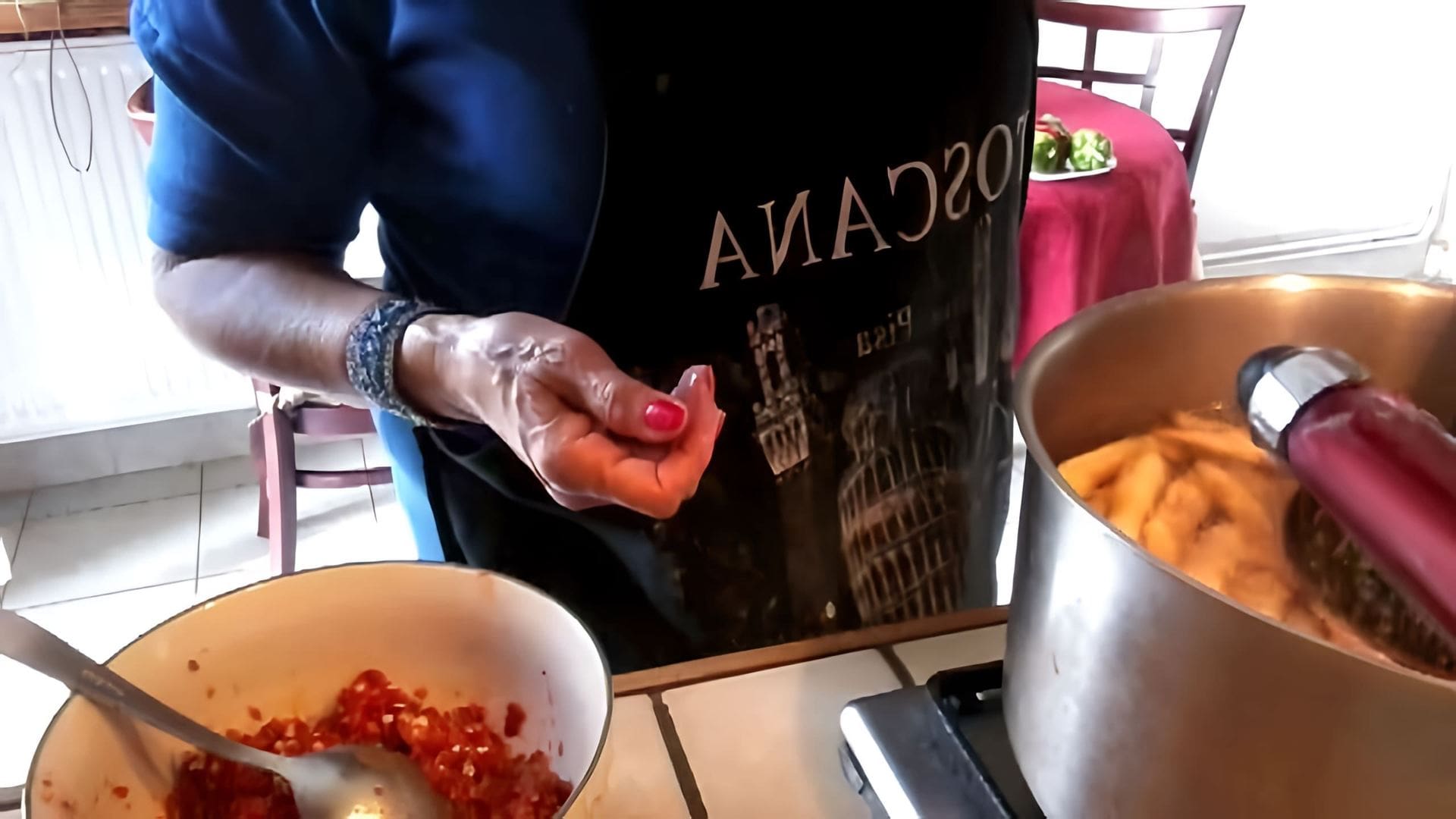 В этом видео демонстрируется процесс приготовления турши - армянской заготовки на зиму из стручковой фасоли, перца и чеснока