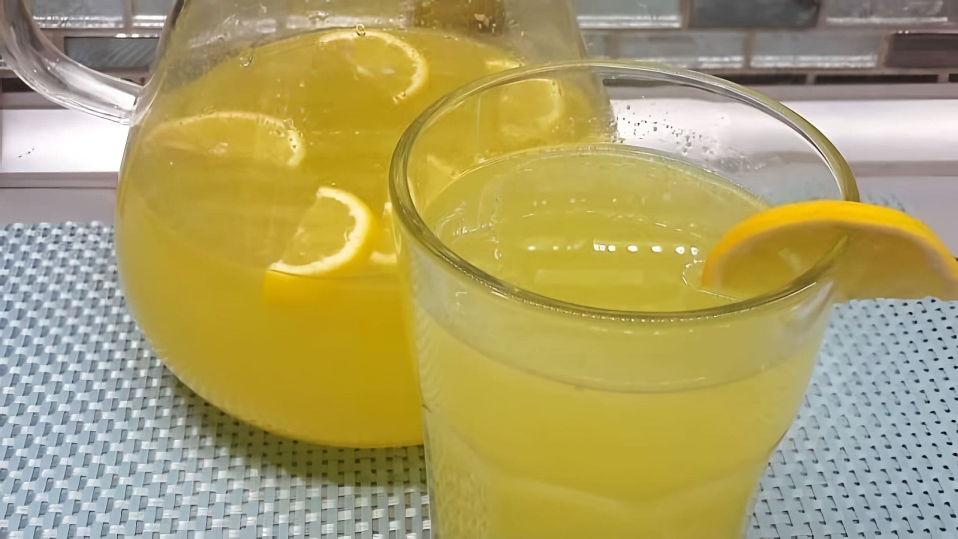 В этом видео демонстрируется процесс приготовления домашнего лимонада без консервантов и искусственных красителей