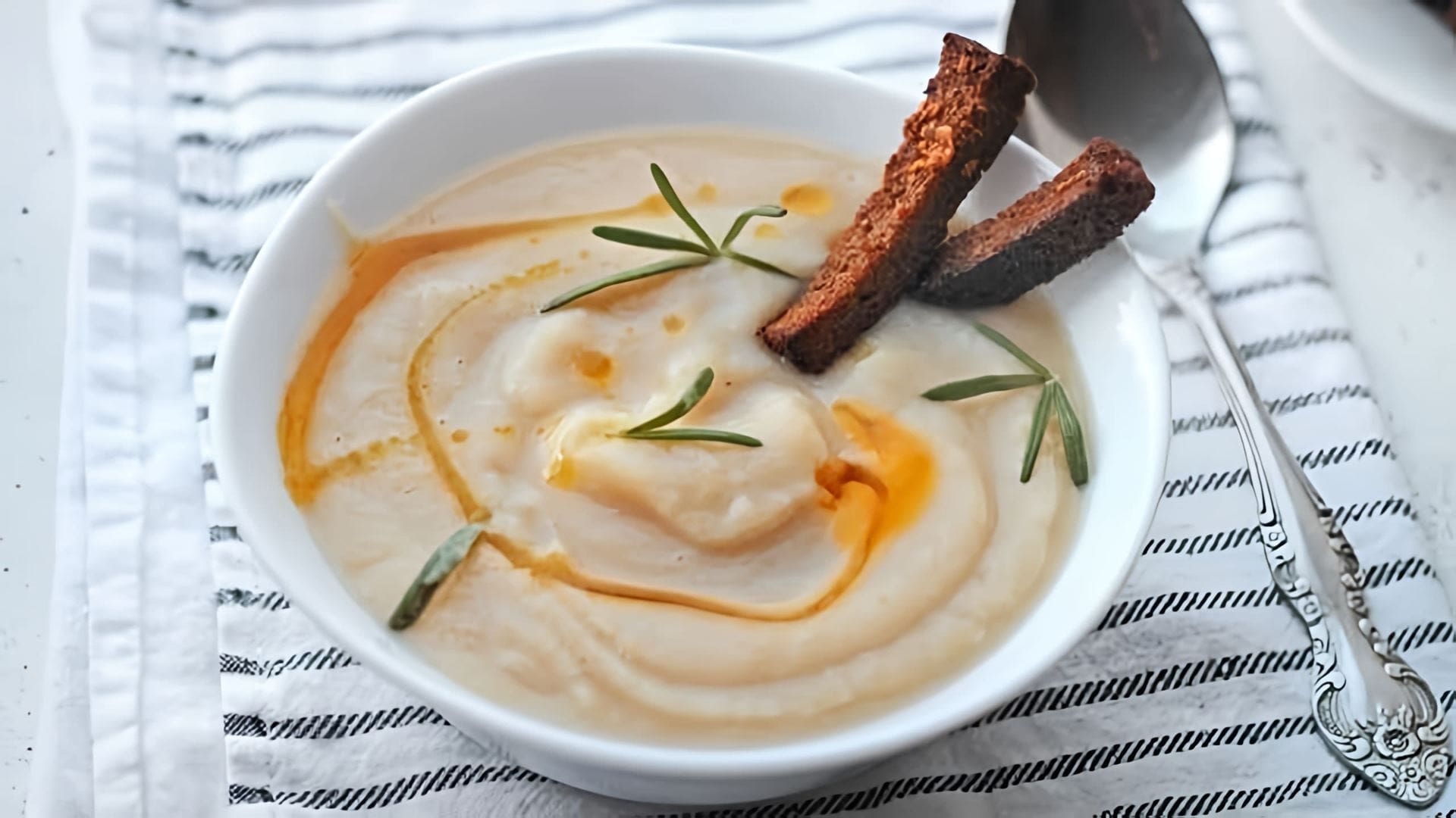 В этом видео Настя готовит веганский крем-суп из корня сельдерея по рецепту Джейми Оливера