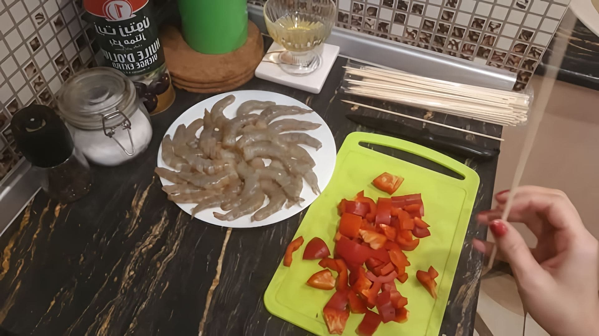 В этом видео демонстрируется процесс приготовления шашлычков из креветок в духовке