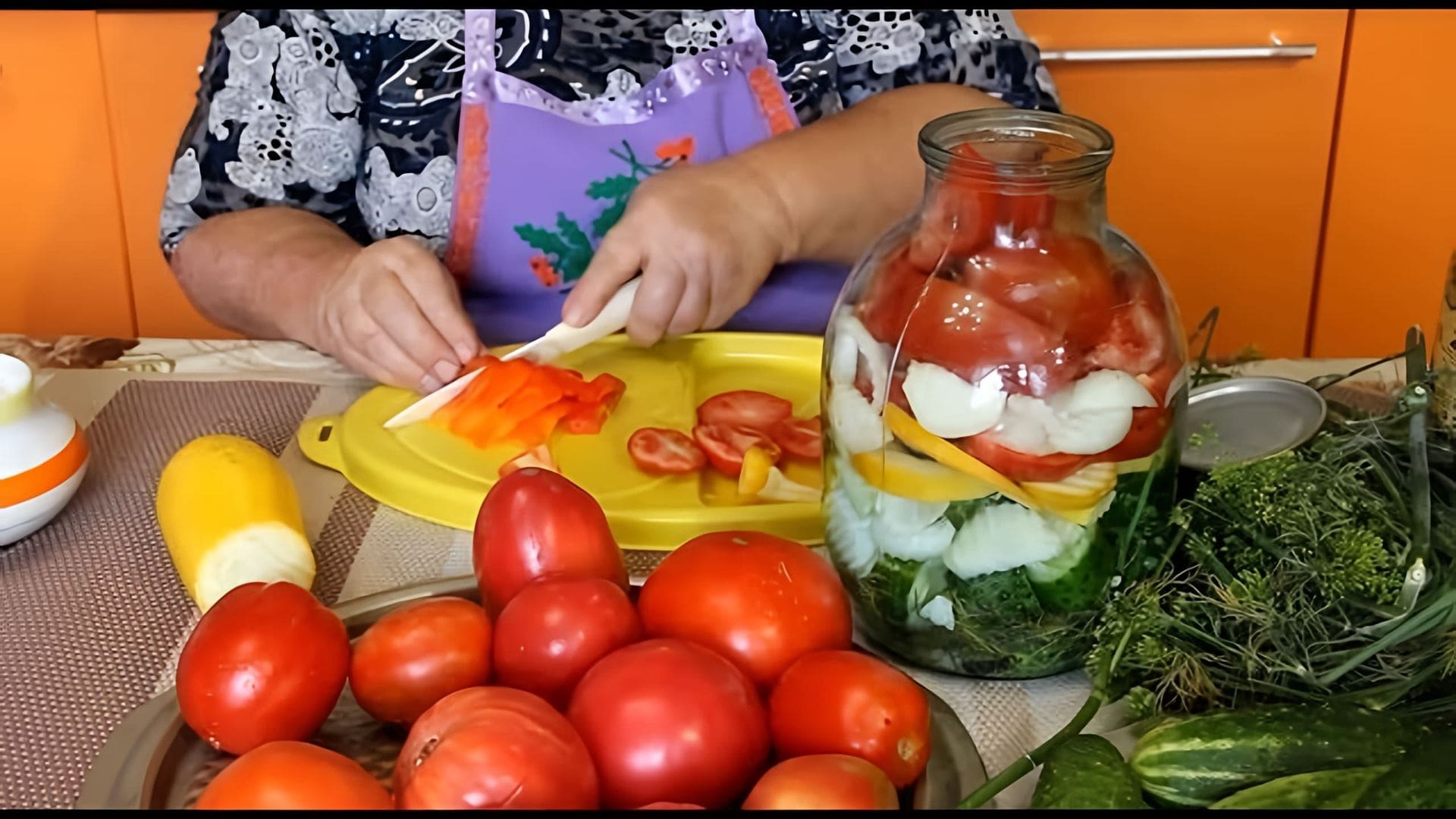 В этом видео Юлия готовит ассорти из различных овощей, таких как огурцы, кабачки, болгарский перец, репчатый лук и томаты