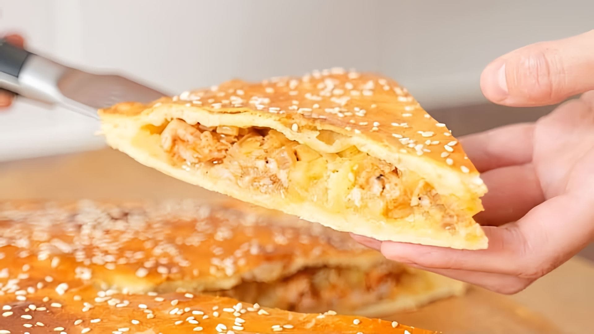 В этом видео демонстрируется процесс приготовления простого и вкусного пирога с картофелем и курицей
