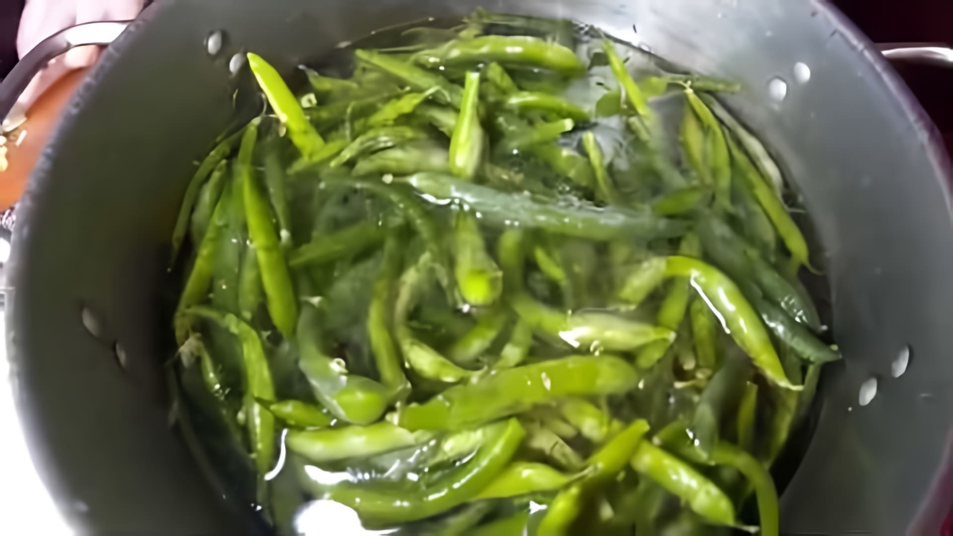 В этом видео демонстрируется процесс приготовления спаржевой фасоли с овощами