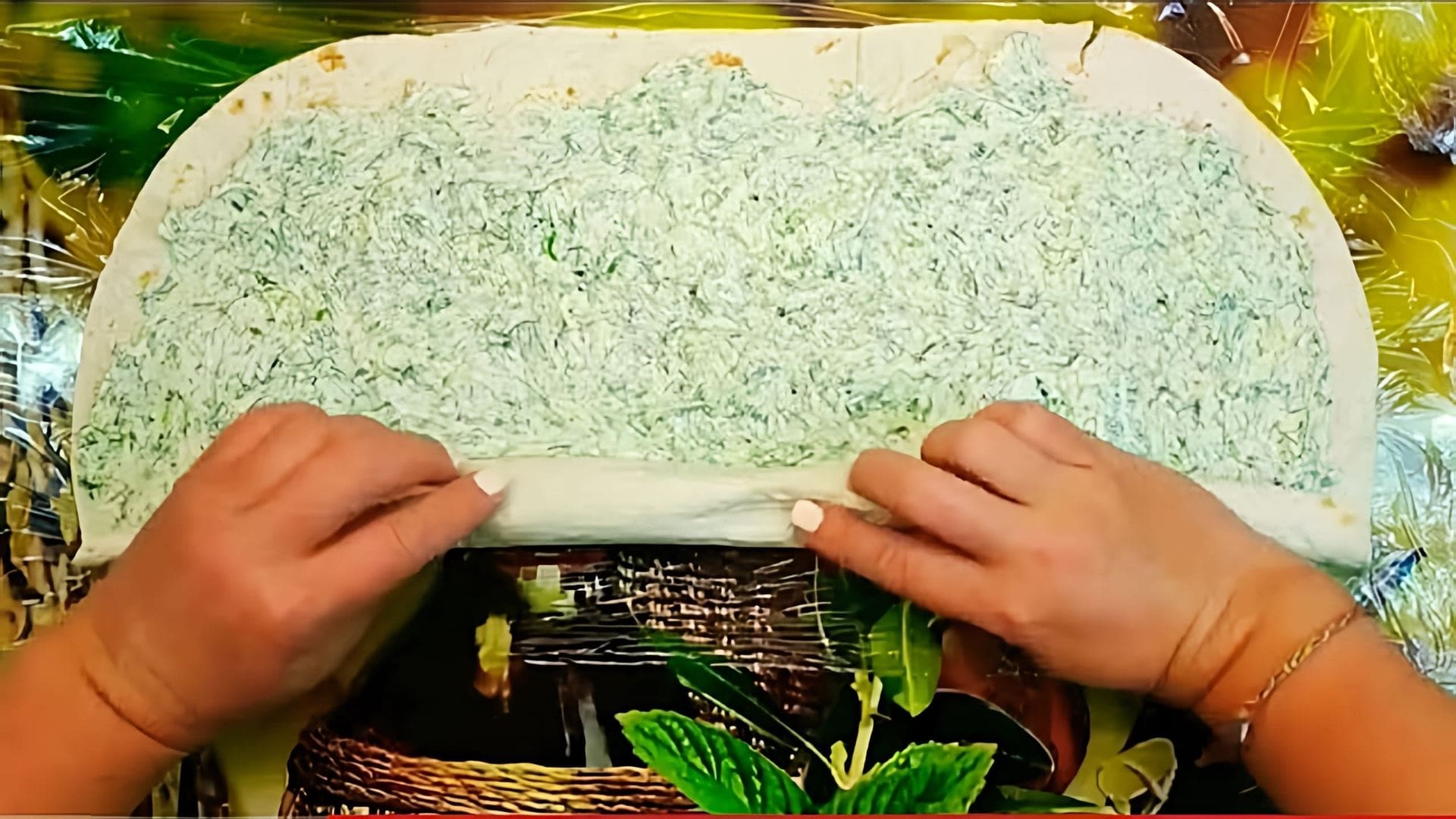 В этом видео демонстрируется процесс приготовления рулета из лаваша с огурцом и творожным сыром