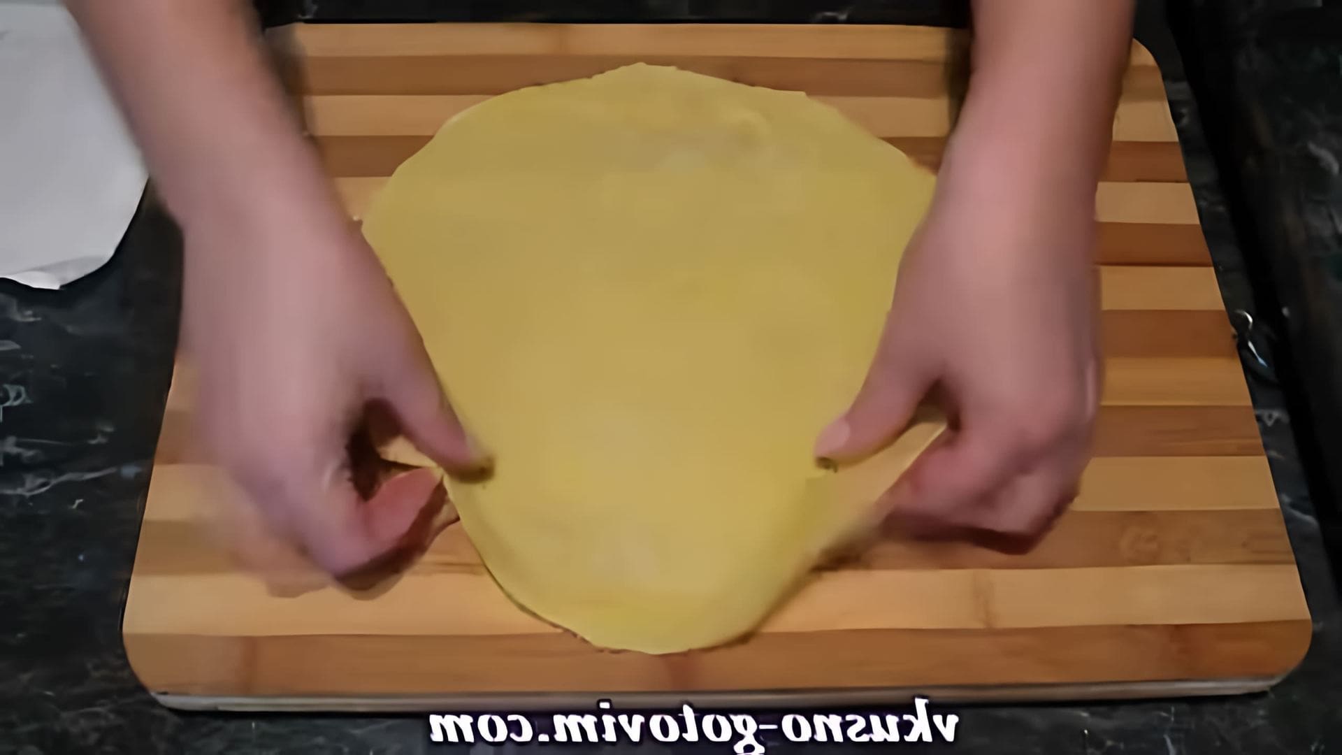 В этом видео демонстрируется процесс приготовления домашней лапши