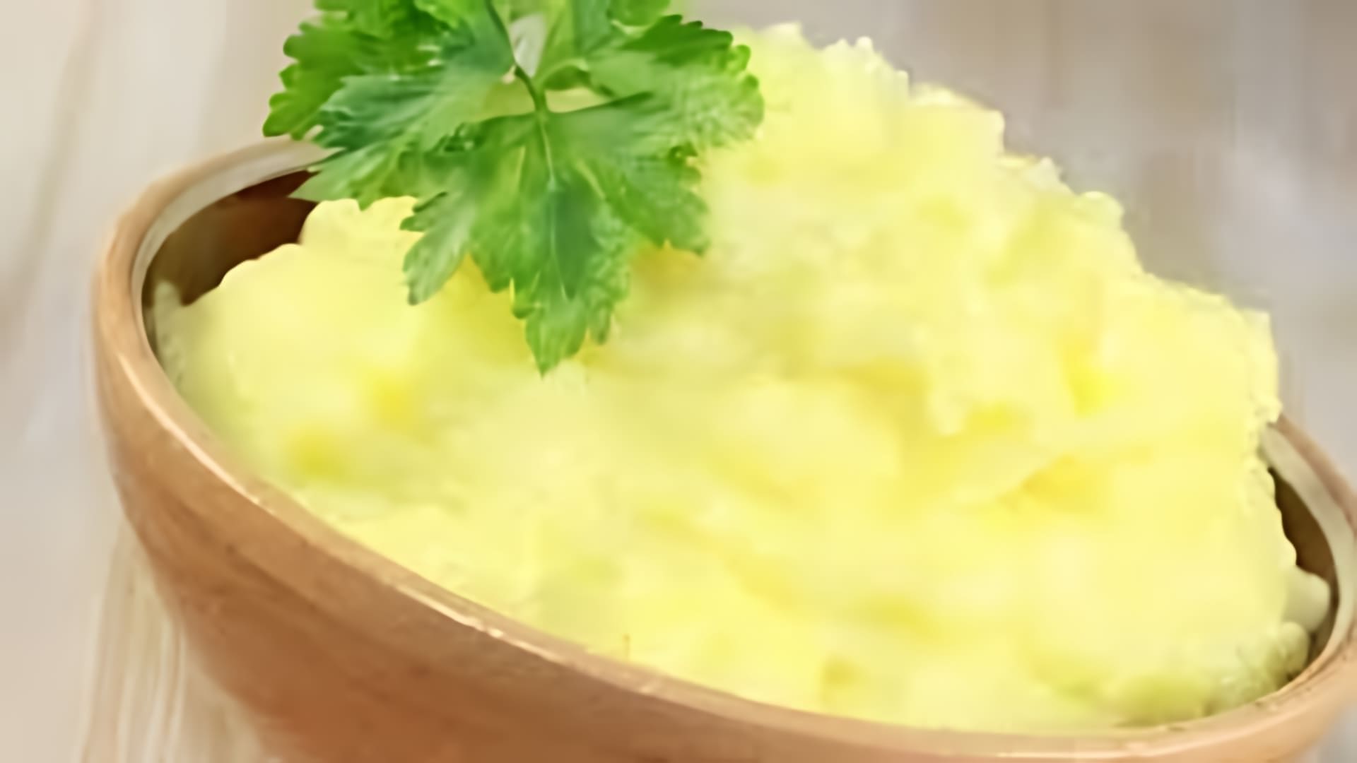 В этом видео демонстрируется процесс приготовления диетического картофельного пюре