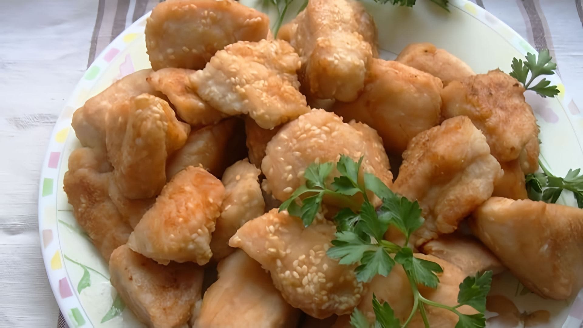 В этом видео демонстрируется рецепт приготовления сочного и нежного жареного мяса - карбонатов с курицей