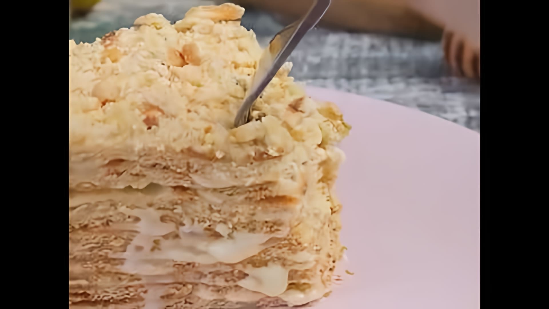В этом видео демонстрируется рецепт приготовления медового торта на сковороде