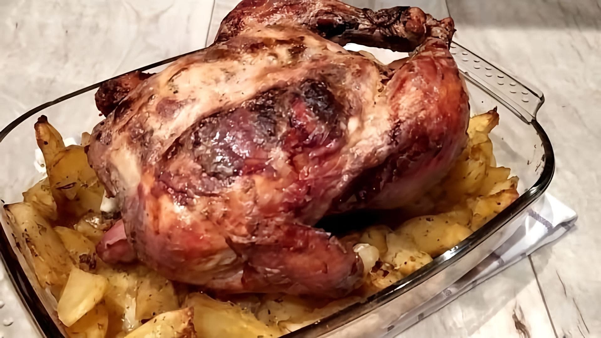 В этом видео демонстрируется простой и удачный способ запекания курицы целиком в духовке