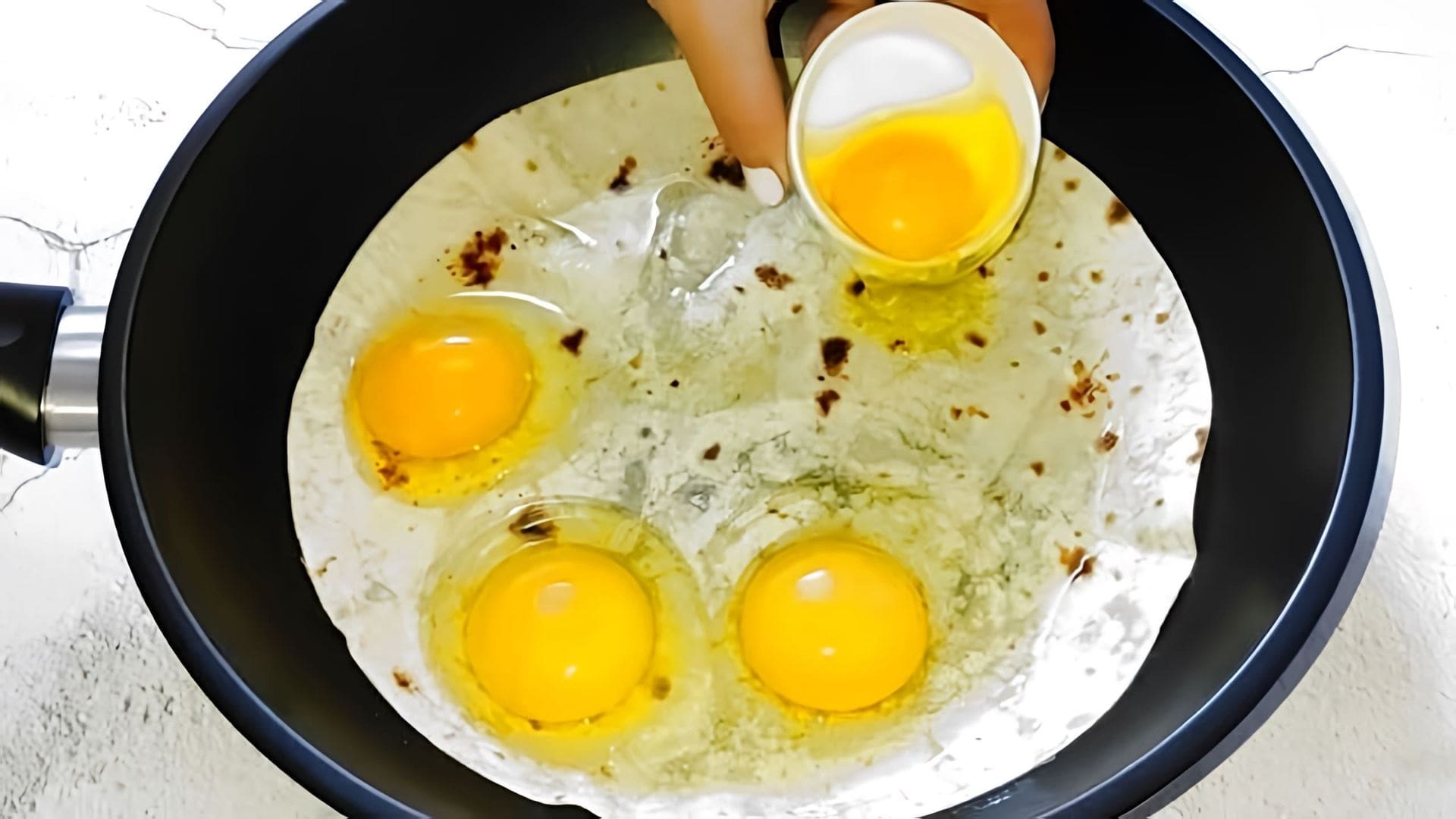 В этом видео-ролике демонстрируется простой и быстрый рецепт приготовления вкусного завтрака