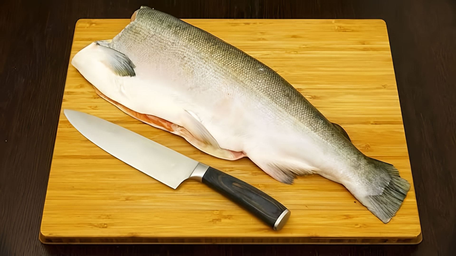 Видео показывает 5 рецептов рыбных блюд, подходящих как для праздников, так и для повседневных приемов пищи