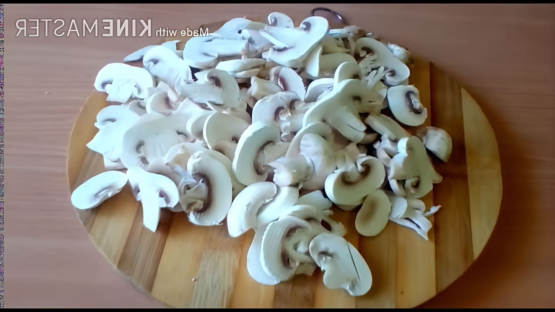 В этом видео-ролике демонстрируется процесс приготовления грибного соуса из шампиньонов со сливками