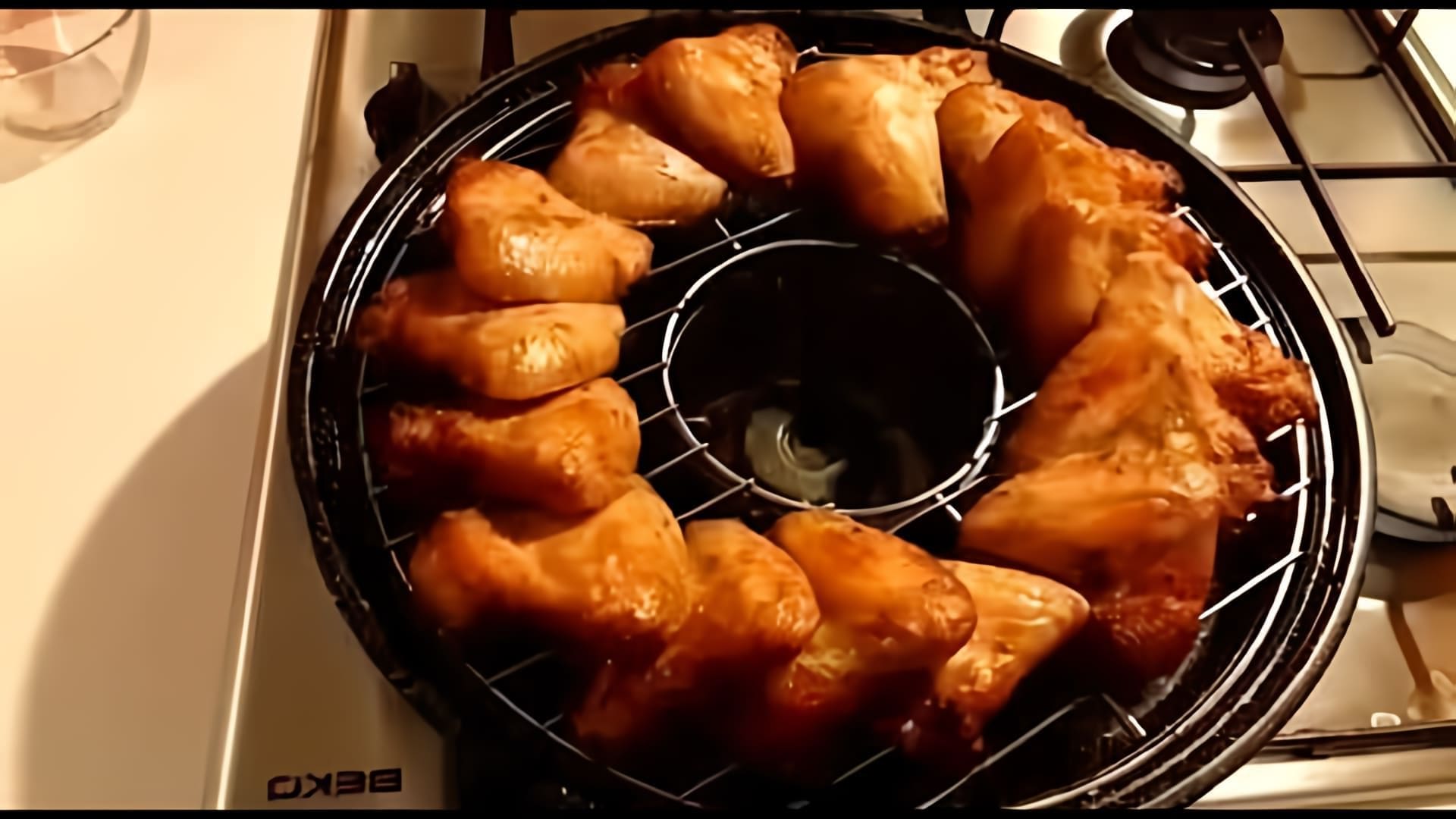 В этом видео демонстрируется рецепт приготовления куриных крылышек на сковороде гриль-газ