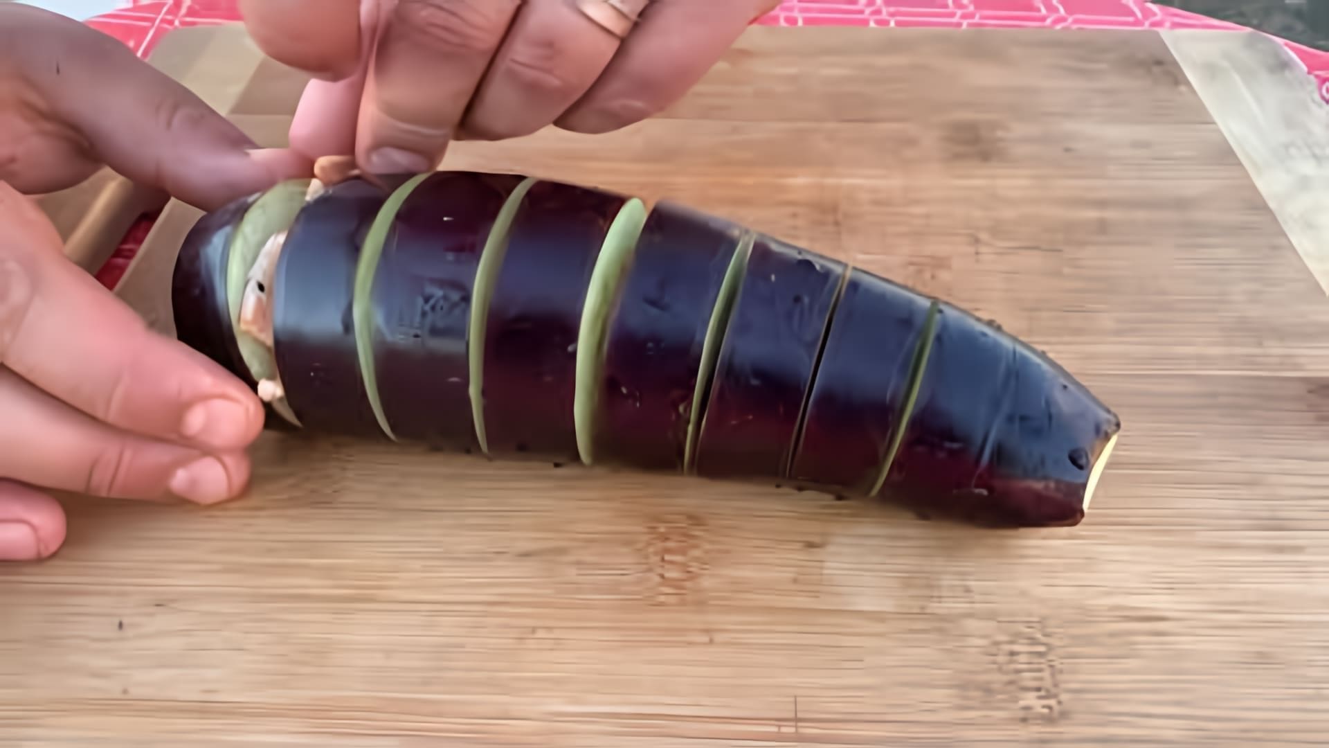 В этом видео демонстрируется рецепт приготовления баклажанов на углях с беконом