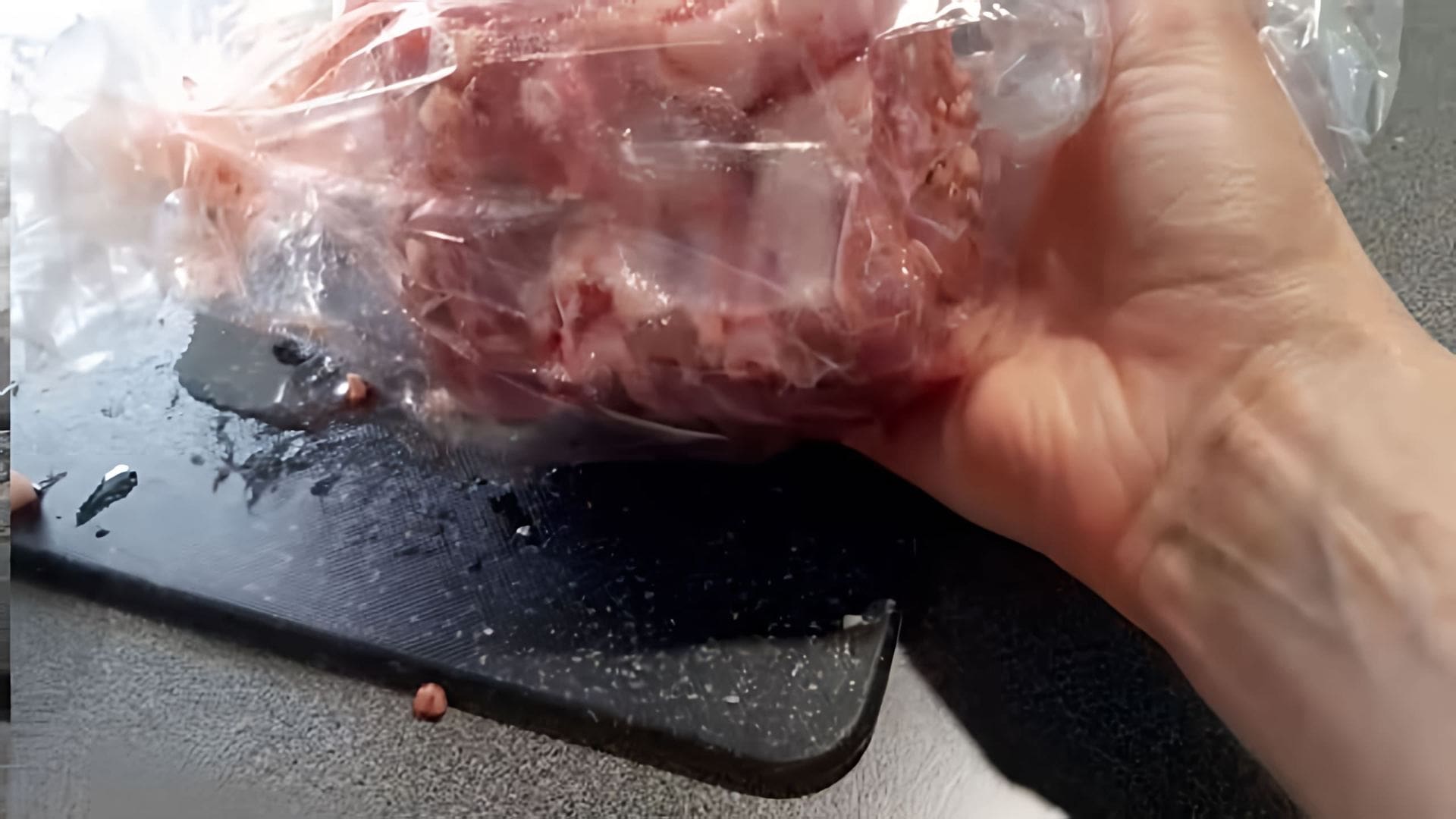 В этом видео демонстрируется процесс приготовления свиной корейки в духовке