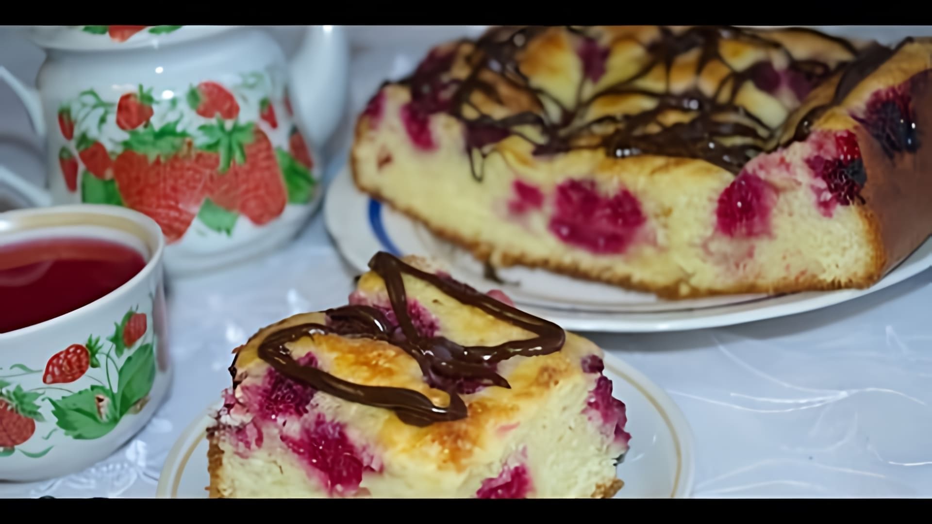 В этом видео-ролике будет показан рецепт дрожжевого пирога с малиной