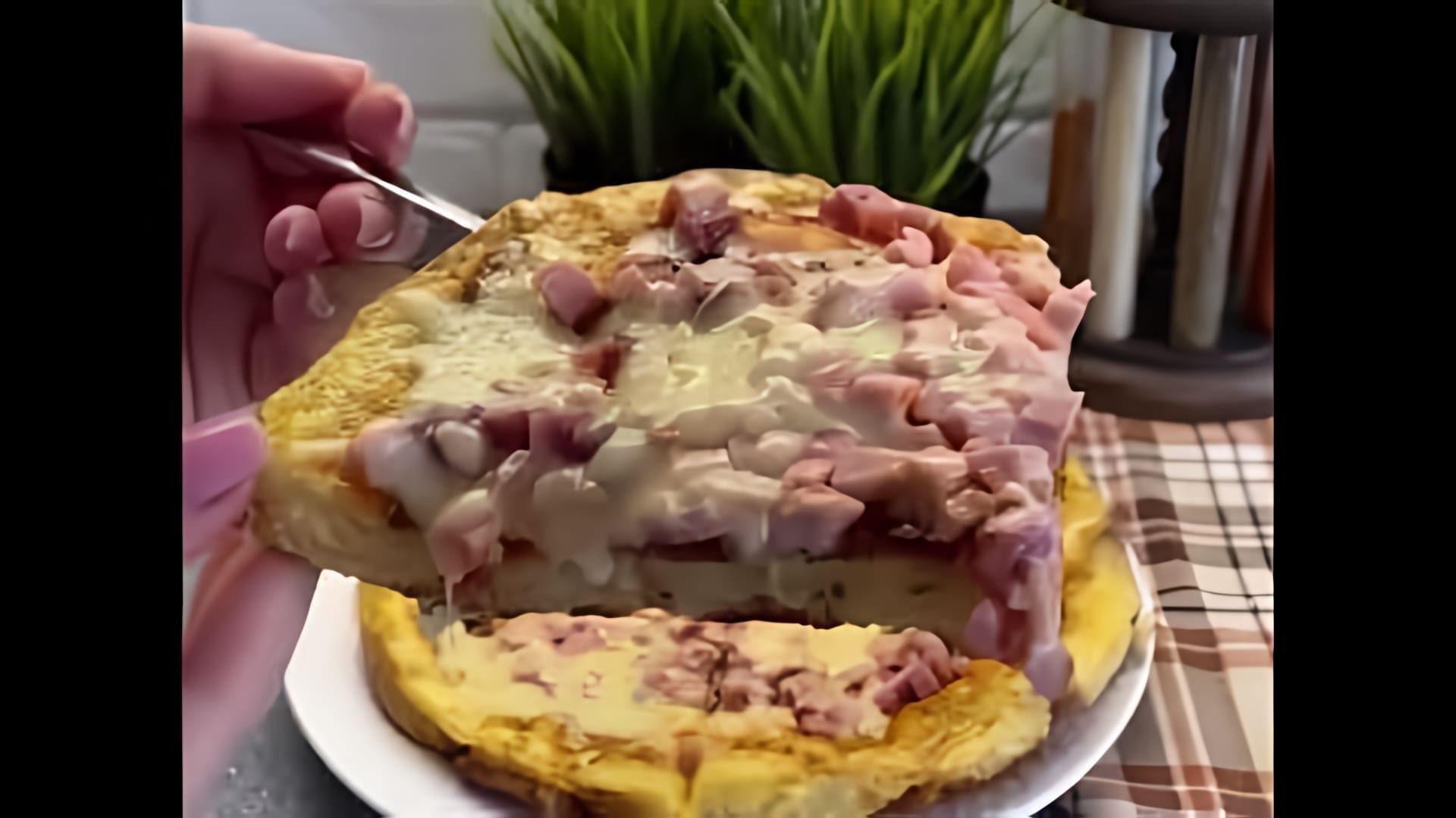 В этом видео демонстрируется простой и быстрый способ приготовления пиццы из хлеба на сковороде