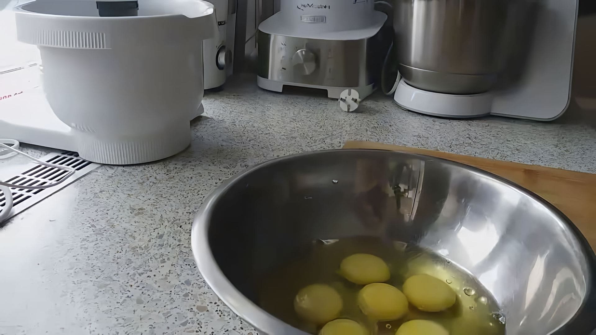 Яичные блинчики "ПРОЩЕ ПРОСТОГО" - это видео-ролик, который демонстрирует процесс приготовления вкусных и простых в исполнении яичных блинчиков