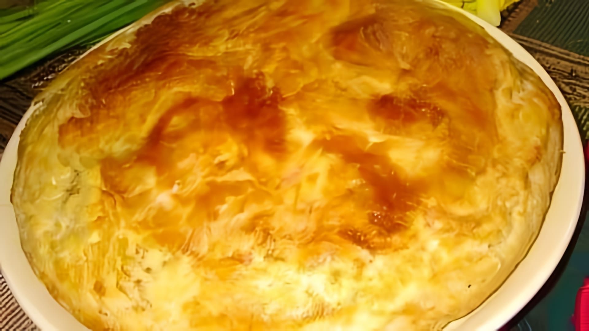 В этом видео рецепте демонстрируется процесс приготовления слоеного пирога с зеленью, яйцом и сыром в мультиварке Polaris 0520