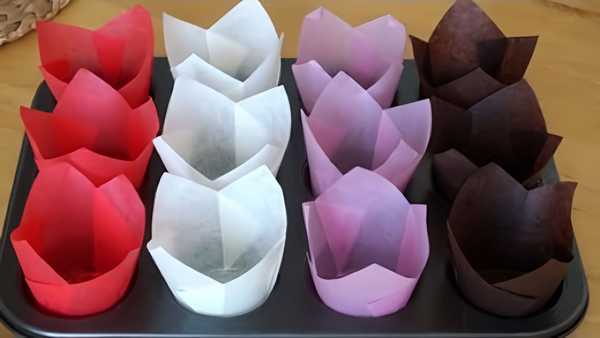 В данном видео демонстрируется, как сделать бумажные формы для выпечки маффинов, куличей, пасок и кексов