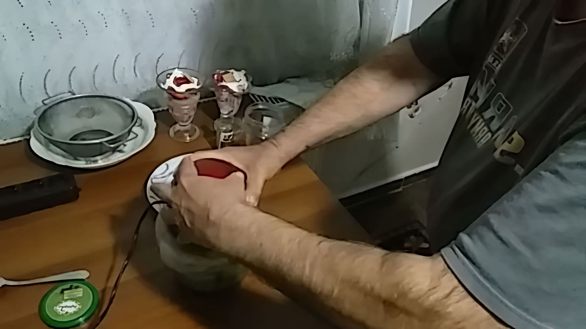 В этом видео демонстрируется процесс приготовления компресса из алоэ вера и водки