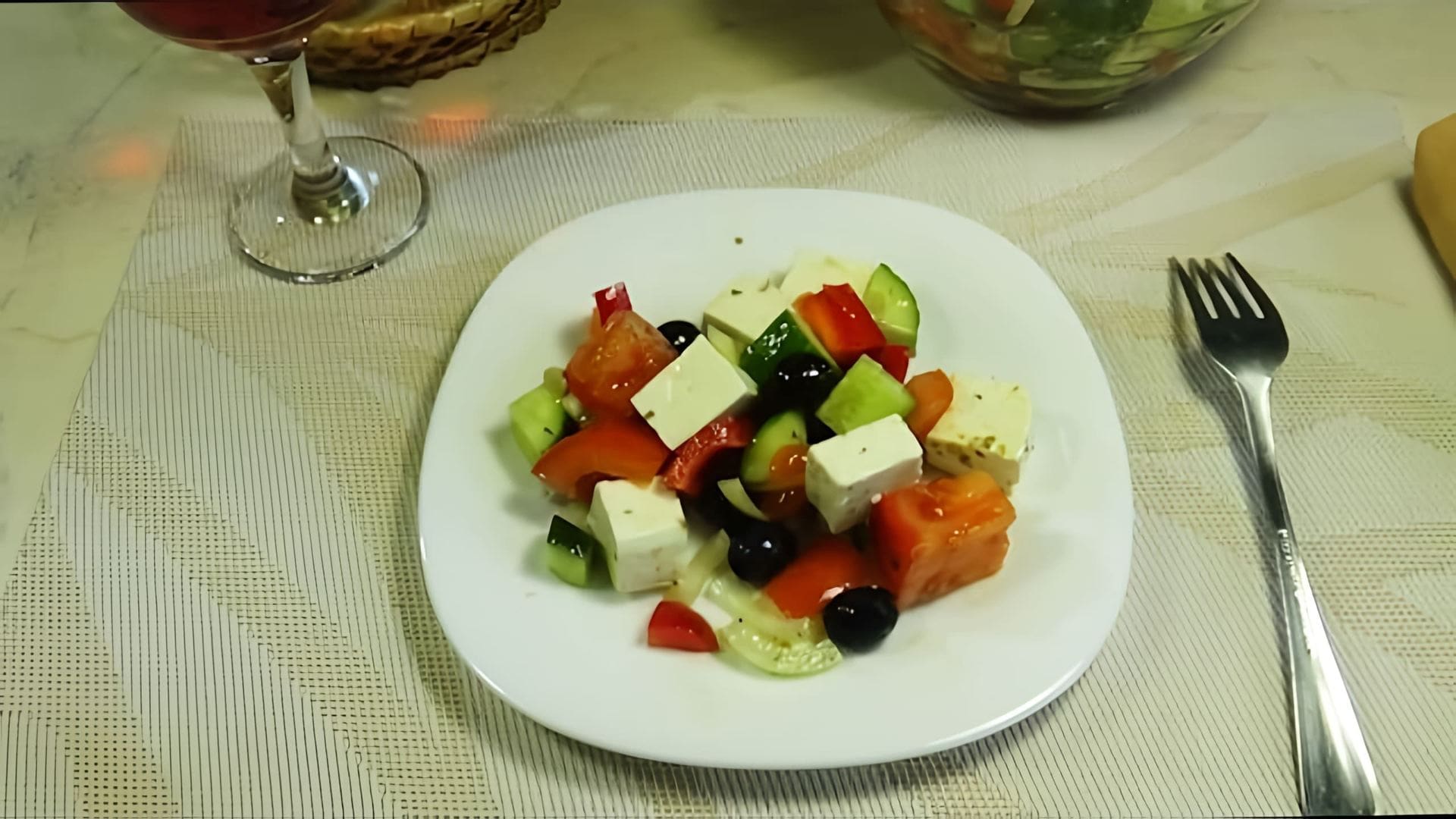 Салат Греческий с сыром фета - это вкусное и полезное блюдо, которое можно приготовить в домашних условиях
