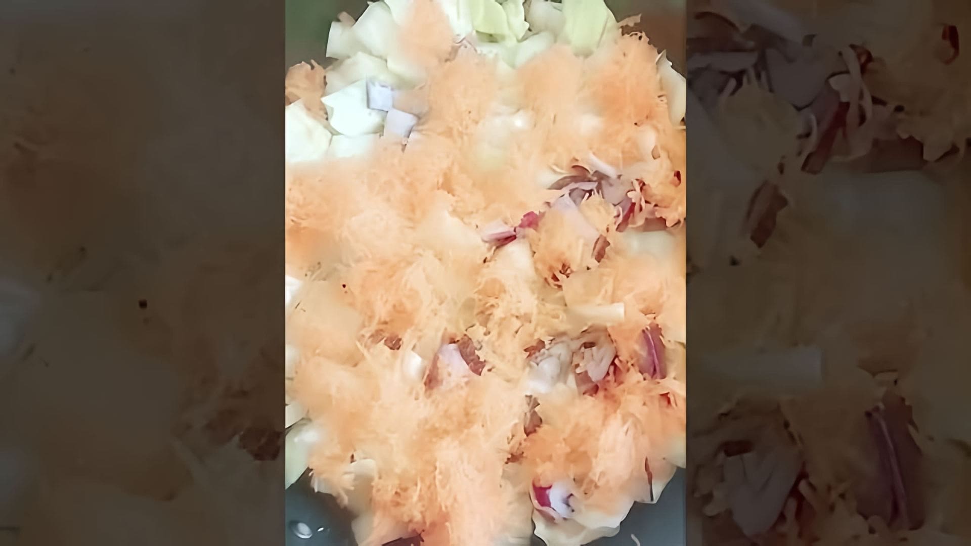 В этом видео-ролике рассказывается о простом и вкусном рецепте приготовления жареной капусты с морковью и луком