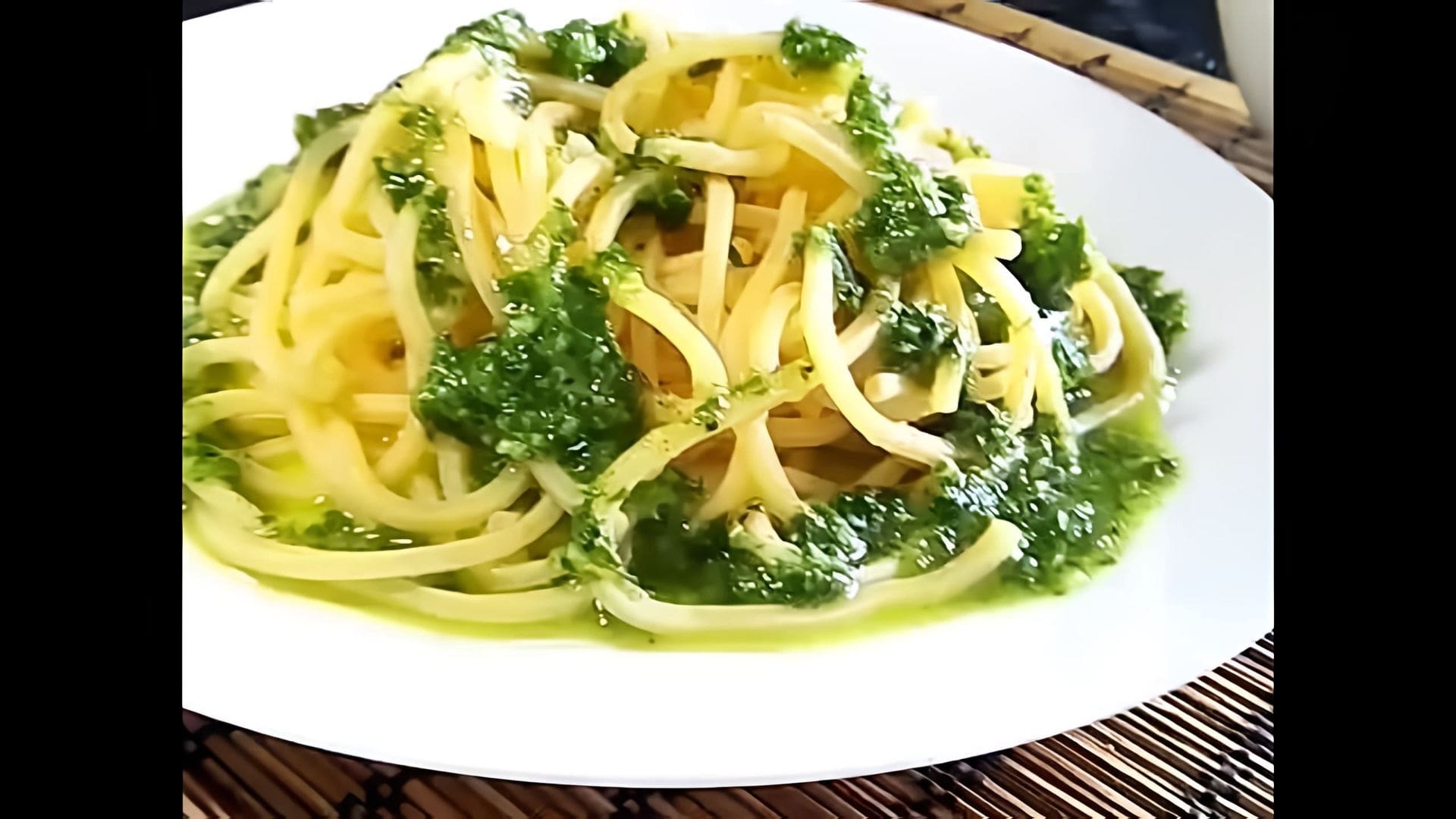 Видео: Макароны с зеленым чесночным соусом