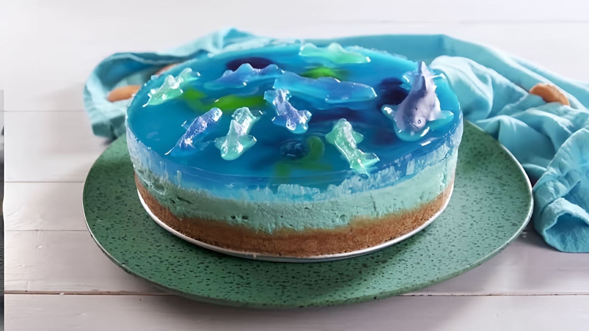 "Чизкейк торт остров с желе" - это видео-ролик, который демонстрирует процесс приготовления вкусного и оригинального десерта