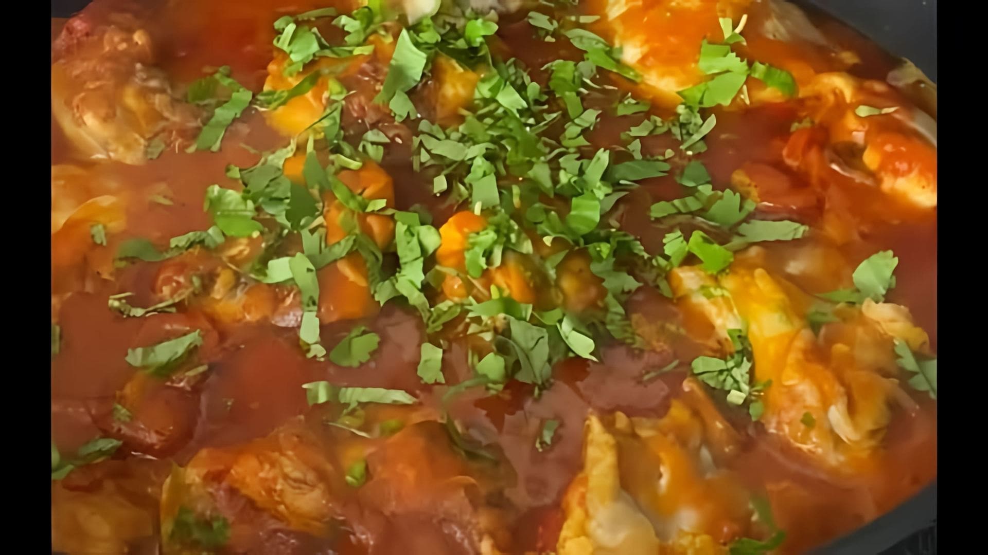 В этом видео демонстрируется рецепт приготовления куриных бедер в томатном соусе на сковороде