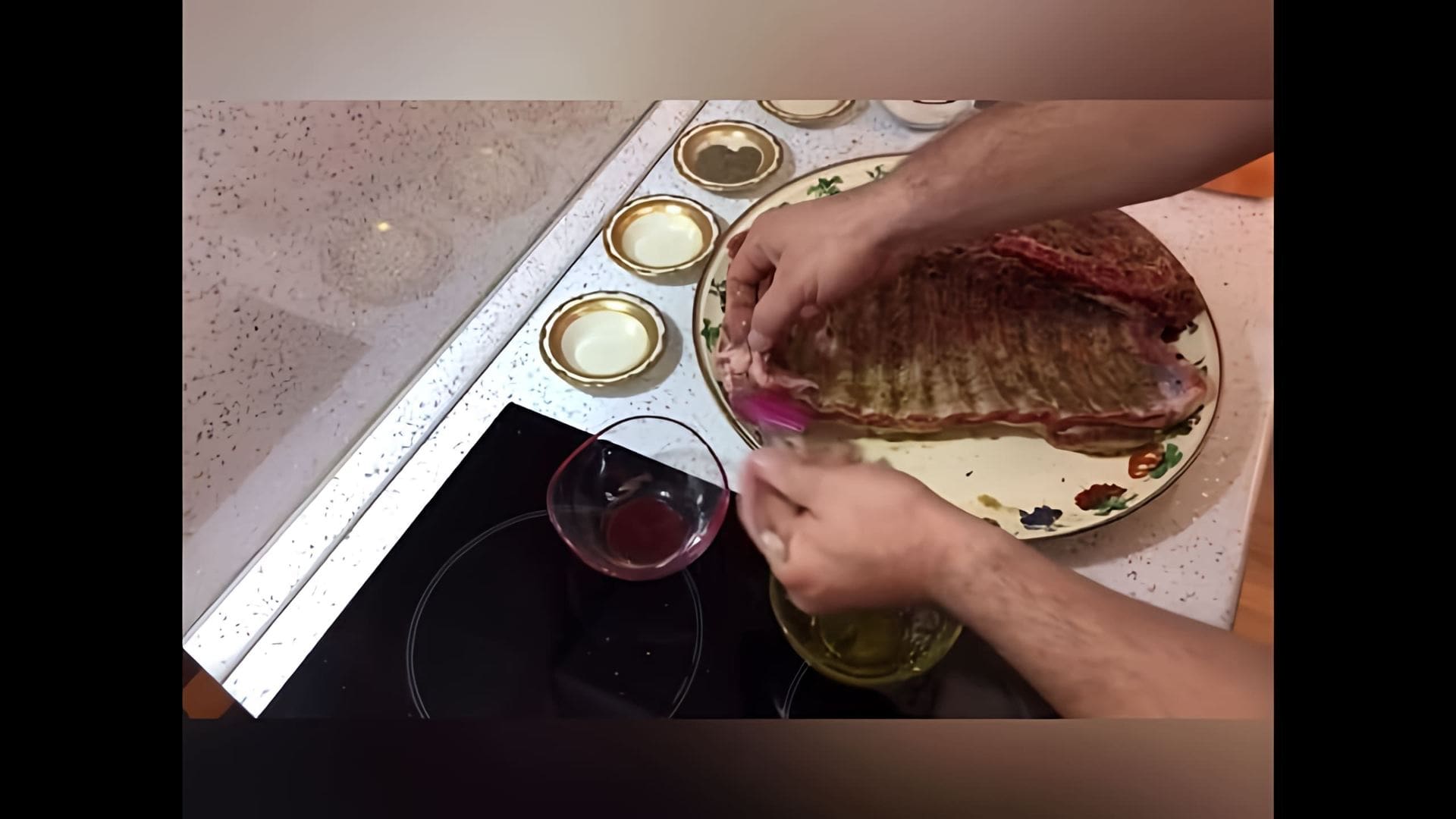 В этом видео-ролике вы увидите, как приготовить баранью корейку в духовке