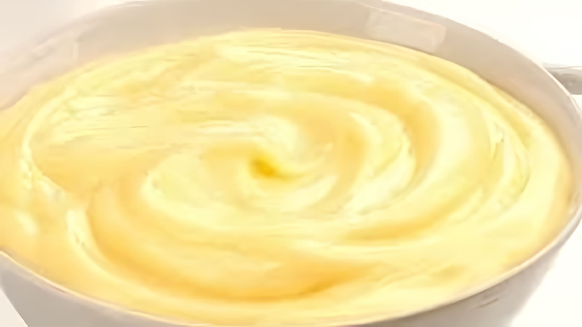 В этом видео демонстрируется процесс приготовления заварного крема