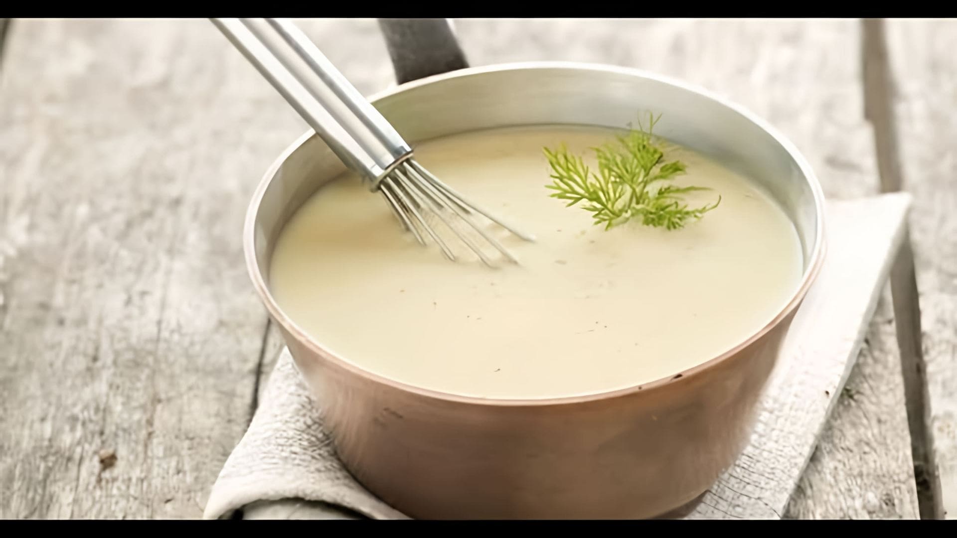 В данном видео рассказывается о приготовлении соуса "велюте" во французской кухне