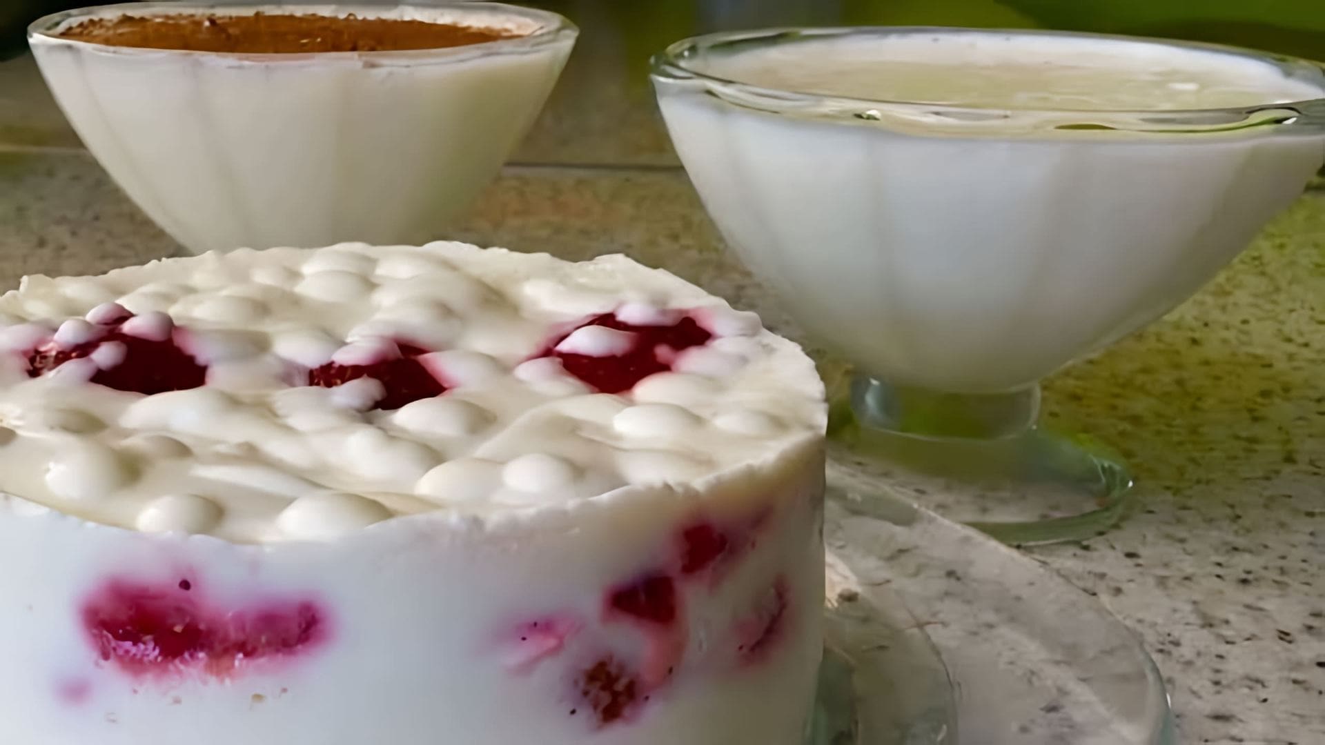 В этом видео демонстрируется процесс приготовления творожного десерта под названием "Бланманже"