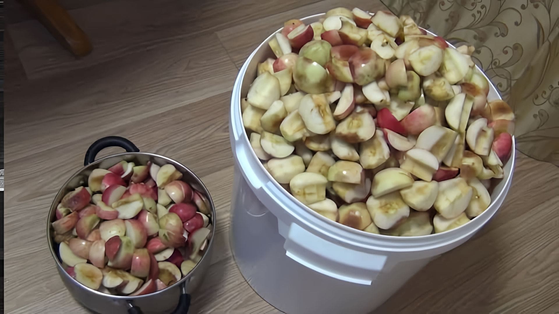 В данном видео демонстрируется процесс приготовления яблочного самогона или кальвадоса