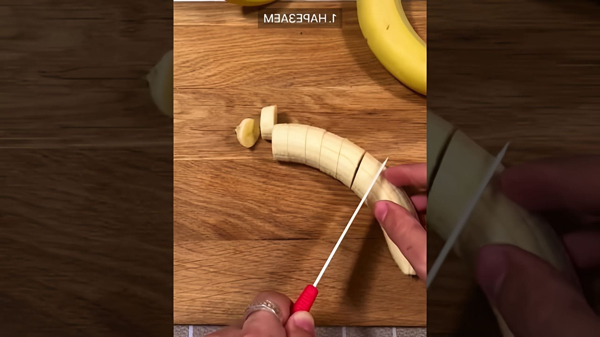 В этом видео-ролике мы видим, как банан помещается в стеклянную бутылку
